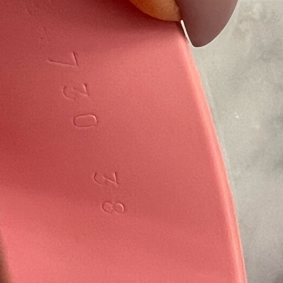 Authentic GUCCI
Pink Rubber Slide Heeled Sandals bloggers favorite - Picture 12 of 16